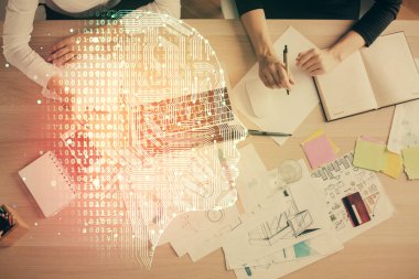 Bilgisayar ve insan beyin hologramı çizimleri üzerinde çalışan bir kadının çifte pozu. Üst Manzara. Ai kavramı.