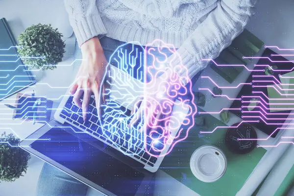 Двойное Воздействие Женщины Работающей Компьютере Рисунок Голограммы Человеческого Мозга Вид — стоковое фото