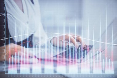 İş kadınlarının bilgisayar ve ön grafik hologram çizimlerini yazarken çift pozlama. Mali analiz kavramı.