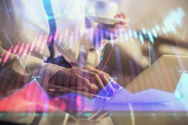 İşkadını ellerinin bilgisayar ve finansal grafik hologramı çizimlerinde çifte pozlama. Borsa analizi kavramı.