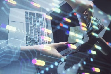 Bilgisayar ve veri temalı hologram çizimleri üzerinde çalışan kadın ellerine çok fazla maruz kalma. Teknoloji kavramı.