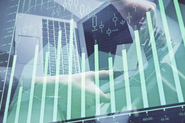 İşkadını ellerinin bilgisayar ve finansal grafik hologramı çizimlerinde çifte pozlama. Borsa analizi kavramı.