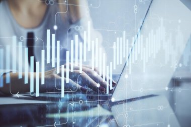 Bilgisayarda ve finansal grafik hologramında kadın eli yazarken çift pozlama. Borsa analizi kavramı.