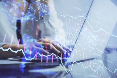 Bilgisayarda ve finansal grafik hologramında kadın eli yazarken çift pozlama. Borsa analizi kavramı.