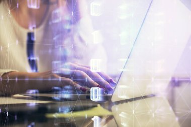 Bilgisayar ve veri temalı hologram çizimleri üzerinde çalışan kadın ellerine çok fazla maruz kalma. Teknoloji kavramı.