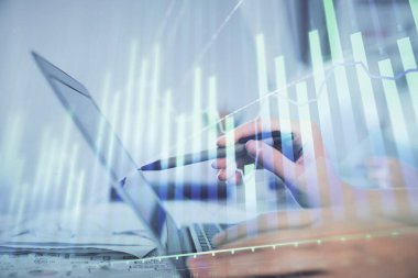 Bilgisayarda ve finansal grafik hologramında yazı yazan kadın ellerine çoklu maruz kalma. Borsa analizi kavramı.