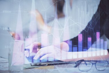 Bilgisayarda ve finansal grafik hologramında yazı yazan kadın ellerine çoklu maruz kalma. Borsa analizi kavramı.