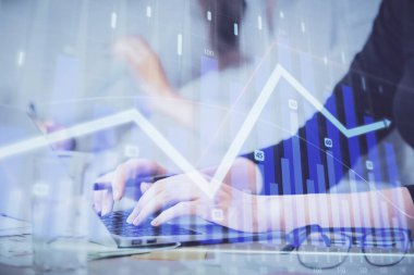 Bilgisayarda ve finansal grafik hologramında yazı yazan kadın ellerine çoklu maruz kalma. Borsa analizi kavramı.