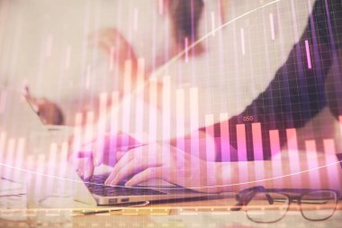 Bilgisayarda ve finansal grafik hologramında yazı yazan kadın ellerine çoklu maruz kalma. Borsa analizi kavramı.