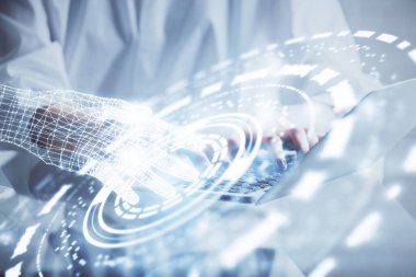 Bilgisayar ve veri temalı hologram çizimlerinde çalışan kadın elleri çift pozlama. Teknoloji kavramı.