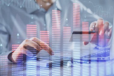 Ellerinde kredi kartı ve forex çizimi olan bir adamın çift pozu. İnternet E-ticaret kavramında hisse senedi ve dijital fintech.