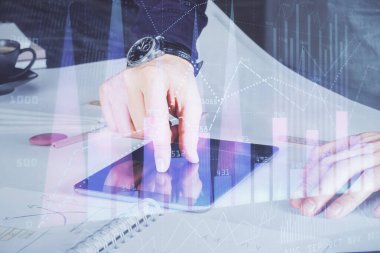 Bir adamın elini tutarken ve dijital bir cihaz ve ön grafik çizimi kullanırken çift pozlama. Finansal piyasa kavramı.