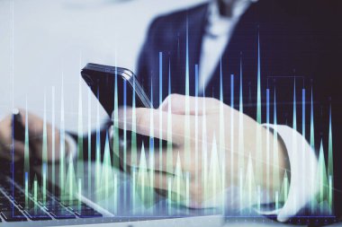 Dijital telefon ve forx grafik çizimi kullanarak adamın elini tutarken birden fazla pozlama. Finansal piyasa kavramı.