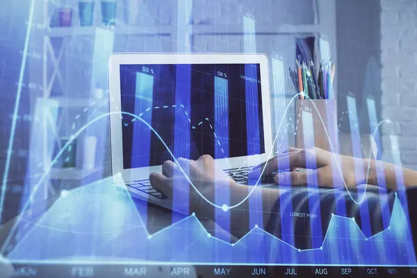 妇女双手在计算机上打字和绘制外汇海图的双重曝光 股票市场投资概念 — 图库照片