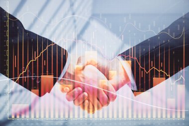 Forx grafik hologramı ve iki adamın el sıkışması. Borsa konsepti.