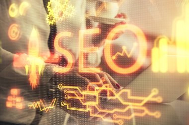 Bilgisayar ve seo hologram çizimleri üzerinde çalışan kadın elleri çift pozlama. internet arama kavramı.