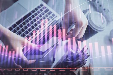 İşkadını ellerinin bilgisayar ve finansal grafik hologramı çizimlerinde çifte pozlama. Borsa analizi kavramı.