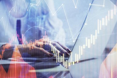 Bilgisayarda ve finansal grafik hologramında kadın eli yazarken çift pozlama. Borsa analizi kavramı.