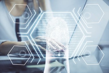 Bilgisayarda yazı yazan ve parmak izi çizimi yapan bir kadının ellerine iki kez maruz kalmış. Güvenlik kavramı.