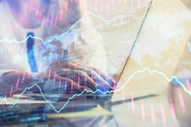 Bilgisayarda ve finansal grafik hologramında yazı yazan kadın ellerine çoklu maruz kalma. Borsa analizi kavramı.