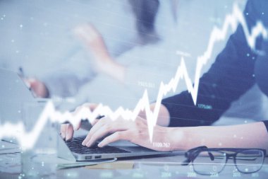 Bilgisayarda ve finansal grafik hologramında yazı yazan kadın ellerine çoklu maruz kalma. Borsa analizi kavramı.
