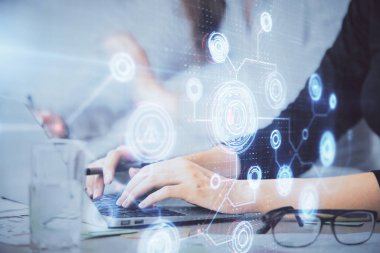 Bilgisayar ve veri temalı hologram çizimleri üzerinde çalışan kadın ellerine çok fazla maruz kalma. Teknoloji kavramı.