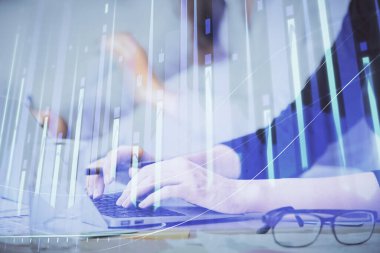 Bilgisayarda ve finansal grafik hologramında yazı yazan kadın ellerine çoklu maruz kalma. Borsa analizi kavramı.