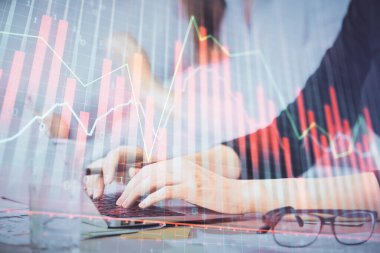 Bilgisayarda ve finansal grafik hologramında yazı yazan kadın ellerine çoklu maruz kalma. Borsa analizi kavramı.