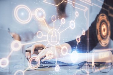 Kadın elinin bilgisayar ve sosyal ağ temalı hologram çizimlerinde çifte pozlama. Halk medyası kavramı.