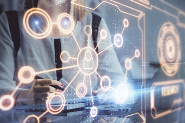 Двойное обнажение женских рук, печатающих на компьютере и рисующих тематические голограммы в социальных сетях. Концепция СМИ для людей.