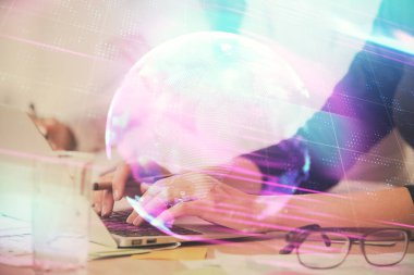 Bilgisayar ve teknoloji temalı çizimlerde kadın elinin çifte pozlanması. Yüksek Teknoloji kavramı.