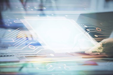 Bilgisayar ve veri temalı hologram çizimlerinde çalışan kadın elleri çift pozlama. Teknoloji kavramı.