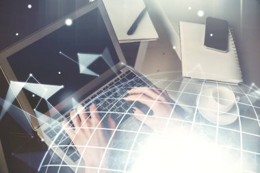 Bilgisayar ve dünya haritası çizimleri üzerinde çalışan kadın elleri çift pozlama. Uluslararası teknoloji sektörü konsepti.