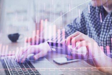 Ellerinde kredi kartı ve forex çizimi olan bir adamın çift pozu. İnternet E-ticaret kavramında hisse senedi ve dijital fintech.