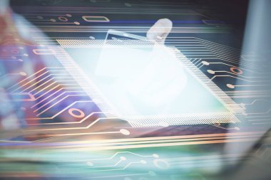 Elinde kredi kartı ve veri teması çizimi olan bir adamın ellerine iki kez maruz kalmış. E-ticaret ve teknoloji kavramı.