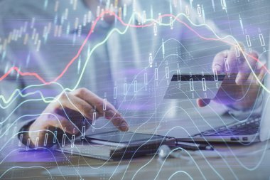 Ellerinde kredi kartı ve forex çizimi olan bir adamın çift pozu. İnternet E-ticaret kavramında hisse senedi ve dijital fintech.