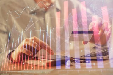 Ellerinde kredi kartı ve forex çizimi olan bir adamın çift pozu. İnternet E-ticaret kavramında hisse senedi ve dijital fintech.