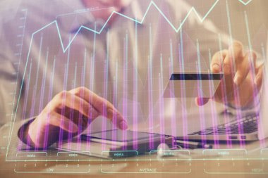 Ellerinde kredi kartı ve forex çizimi olan bir adamın çift pozu. İnternet E-ticaret kavramında hisse senedi ve dijital fintech.