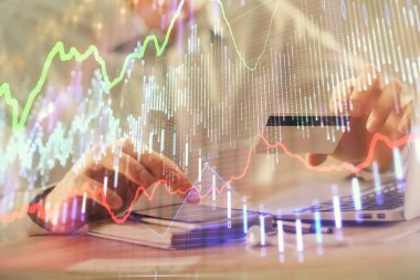 Ellerinde kredi kartı ve forex çizimi olan bir adamın çift pozu. İnternet E-ticaret kavramında hisse senedi ve dijital fintech.