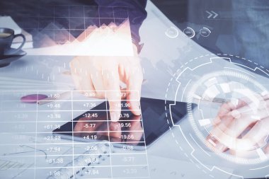 Bir adamın elini tutarken ve dijital bir cihaz ve ön grafik çizimi kullanırken çift pozlama. Finansal piyasa kavramı.