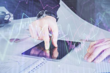 Bir adamın elini tutarken ve dijital bir cihaz ve ön grafik çizimi kullanırken çift pozlama. Finansal piyasa kavramı.