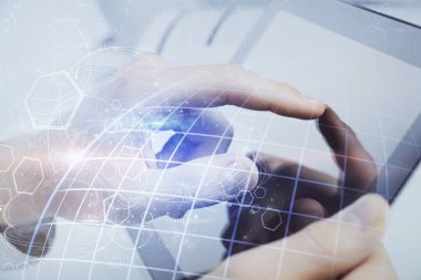 Dijital bir cihaz ve harita kullanarak insanın elini tutarken birden fazla pozlama. Uluslararası iş kavramı.