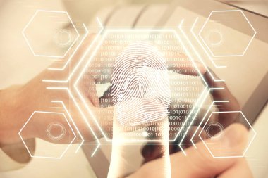 Dijital bir cihaz ve parmak izi hologramı kullanarak insanın elini tutarken çift pozlama. Güvenlik kavramı.