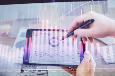 Bir adamın elini tutarken ve bir telefon ve finansal çizim kullanırken çift pozlama. Pazar analizi kavramı.