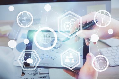 Bir adamın elini tutarken ve telefon ve sosyal ağ teması kullanırken çift pozlama.