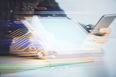 Teknolojiye çifte maruz kalma, hologram ve cep telefonu kullanan bir kadın..