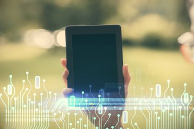 Teknolojiye çifte maruz kalma, hologram çizimi ve cep telefonu kullanan bir kadın. Ai kavramı