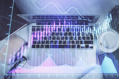 Bilgisayarla birlikte çok sayıda finansal şema çizimi. Araştırma kavramı. Üst görünüm.