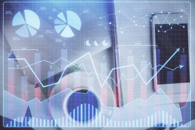 Forx grafik hologramının telefonlu masaüstü üzerinde çoklu pozlandırılması. Üst Manzara. Mobil ticaret platformu kavramı.