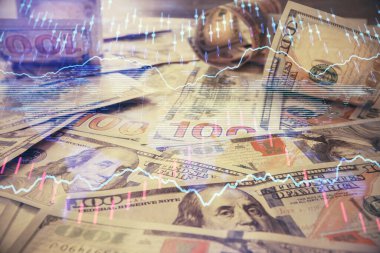 Forx grafiğinin çok sayıda görüntüsü bize dolar banknotları arka planında görünüyor. Finansal başarı piyasası kavramı.